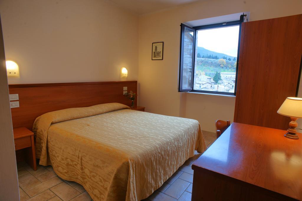 Albergo La Rocca Assisi Rum bild