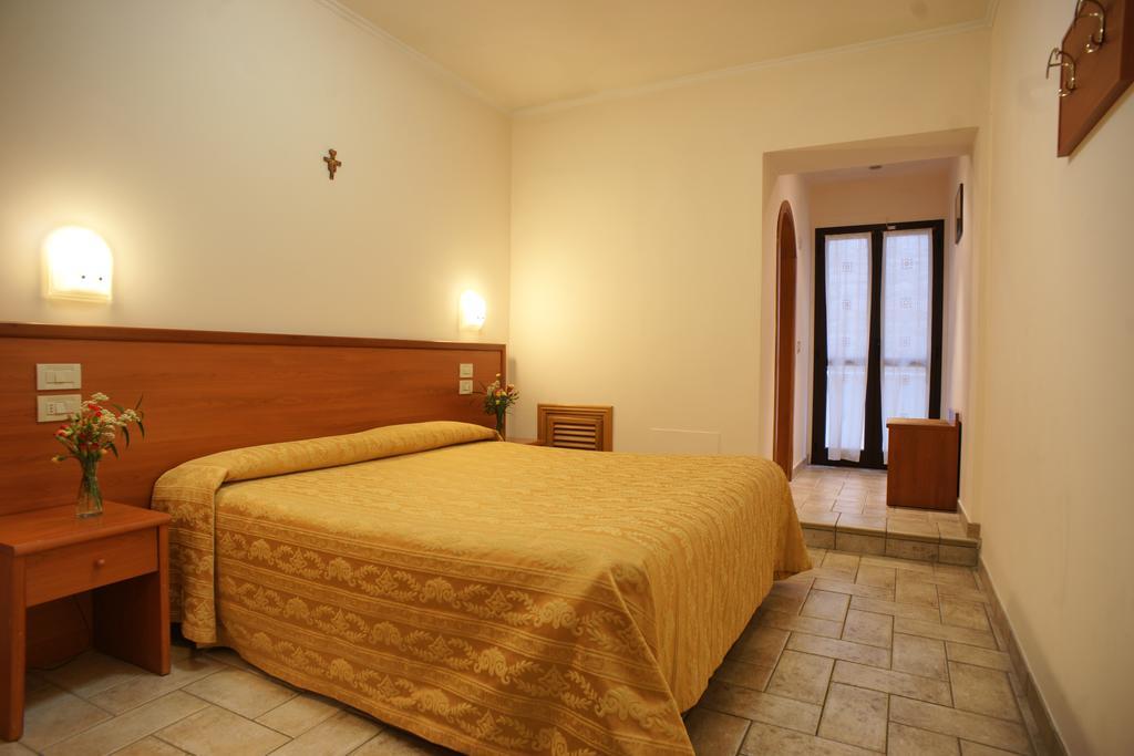 Albergo La Rocca Assisi Rum bild